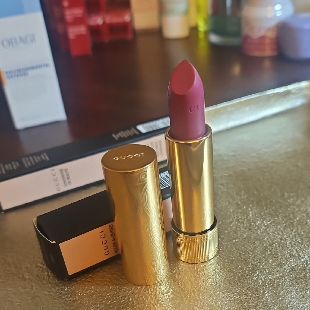 Gucci Luxurious Pink Lipstick in Gold Case, Fallen Sparrow
